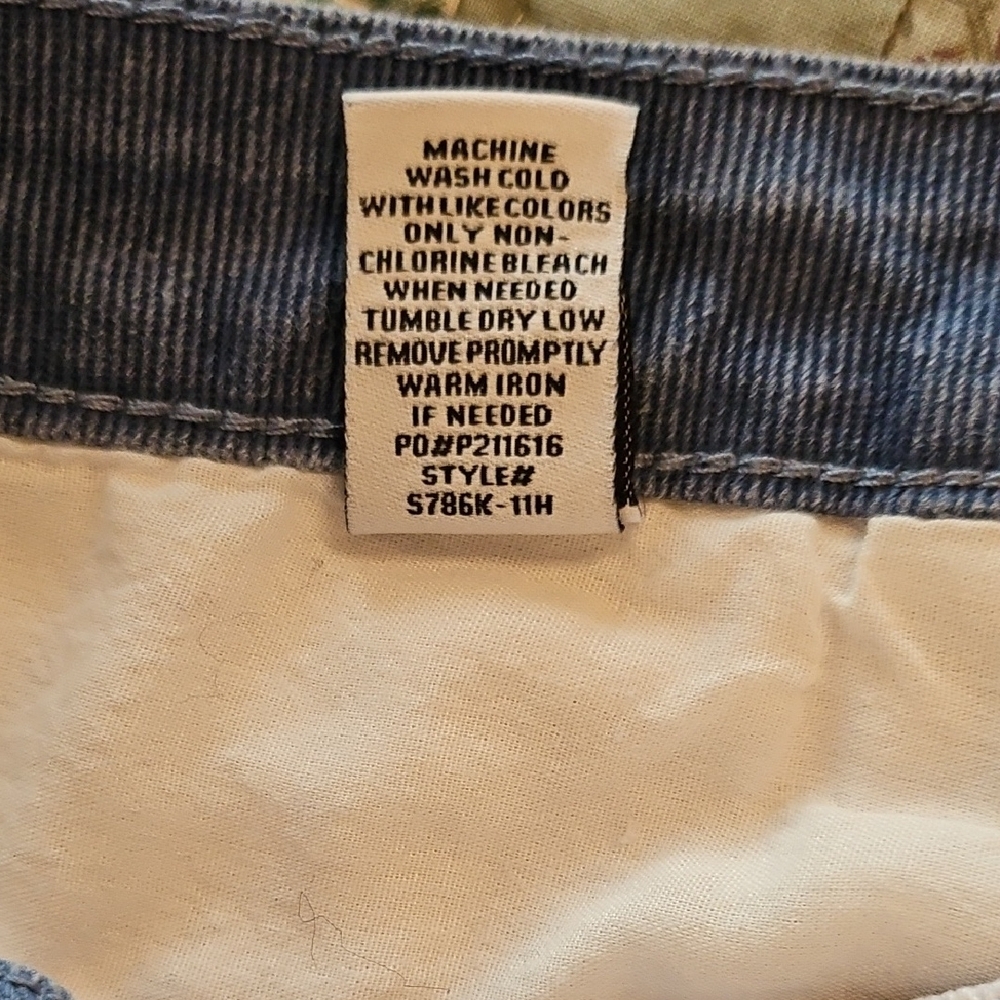 Almost Famous Color-Blocked Shorts - Size 7 - Picture 8 of 8